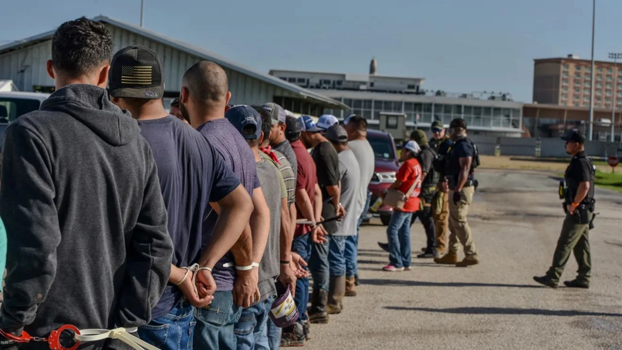 Hondureños entre los migrantes más arrestados en redadas del ICE en EE. UU.