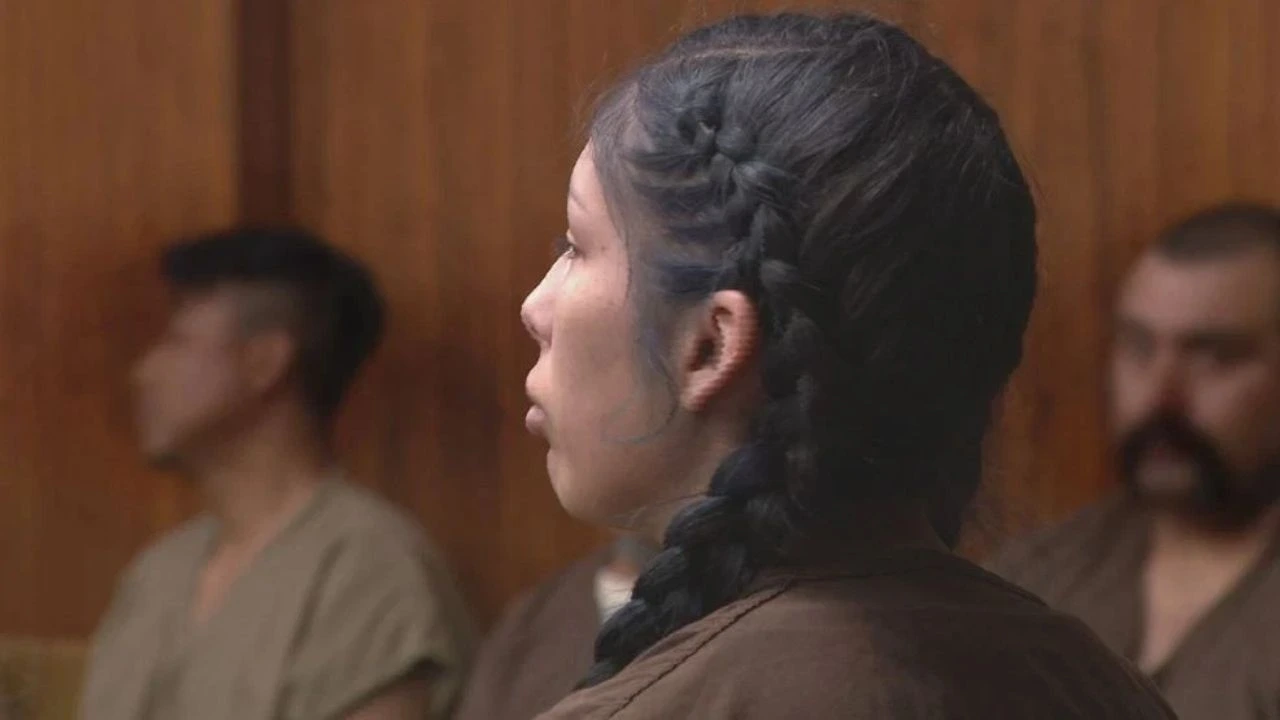 Madre deja morir a su hijo en el carro mientras se hacía un relleno de labios