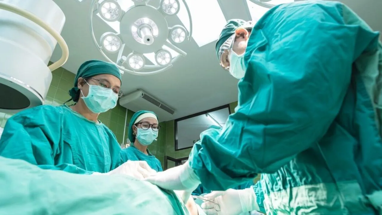 Mujer muere tras cirugía de falso doctor ebrio que seguía un video en YouTube