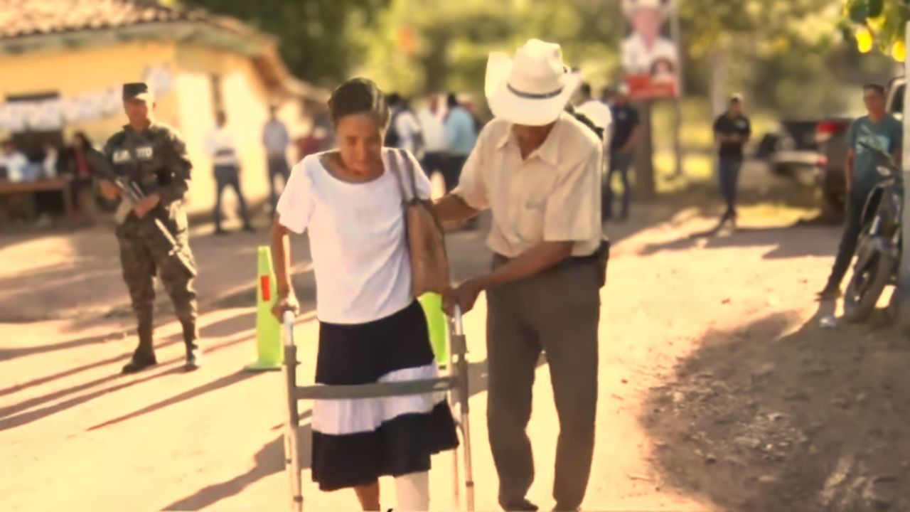 Pese a dificultades, pobladores votan en San Antonio de Flores