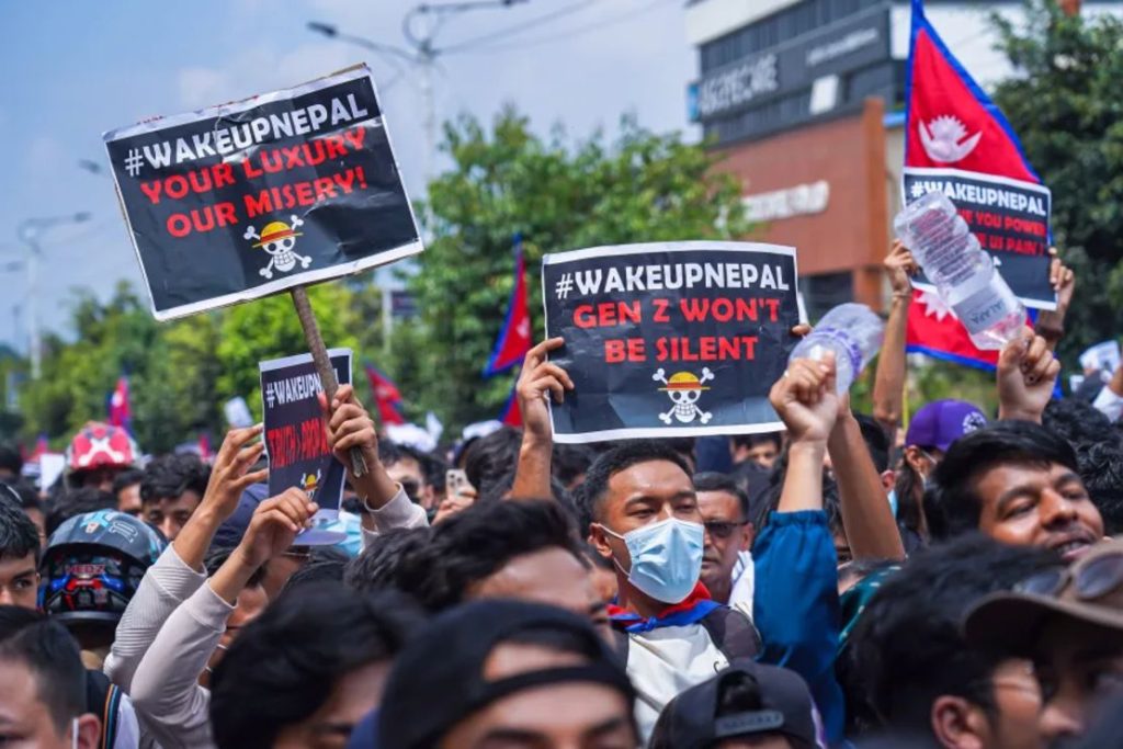 Las protestas comenzaron después de una prohibición a nivel nacional de muchas plataformas populares de redes sociales. Foto: CNN