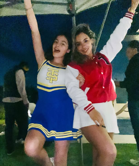 Tania Nicole junto a su mamá luciendo el uniforme de la CQ