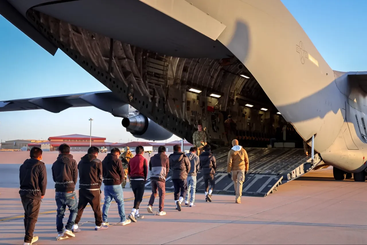Imagen de migrantes deportados subiendo a un avión militar estadounidense. Foto: cortesía 