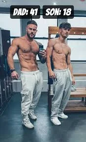Dean Byrne y su hijo si playera y mostrando su abdomen