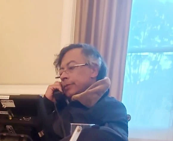 Gustavo Petro atendiendo el teléfono en una llamada con Donald Trump