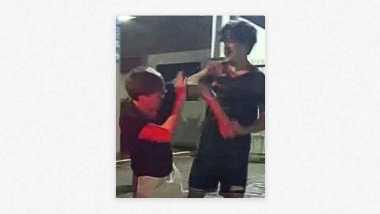 Pelea entre los dos jóvenes.