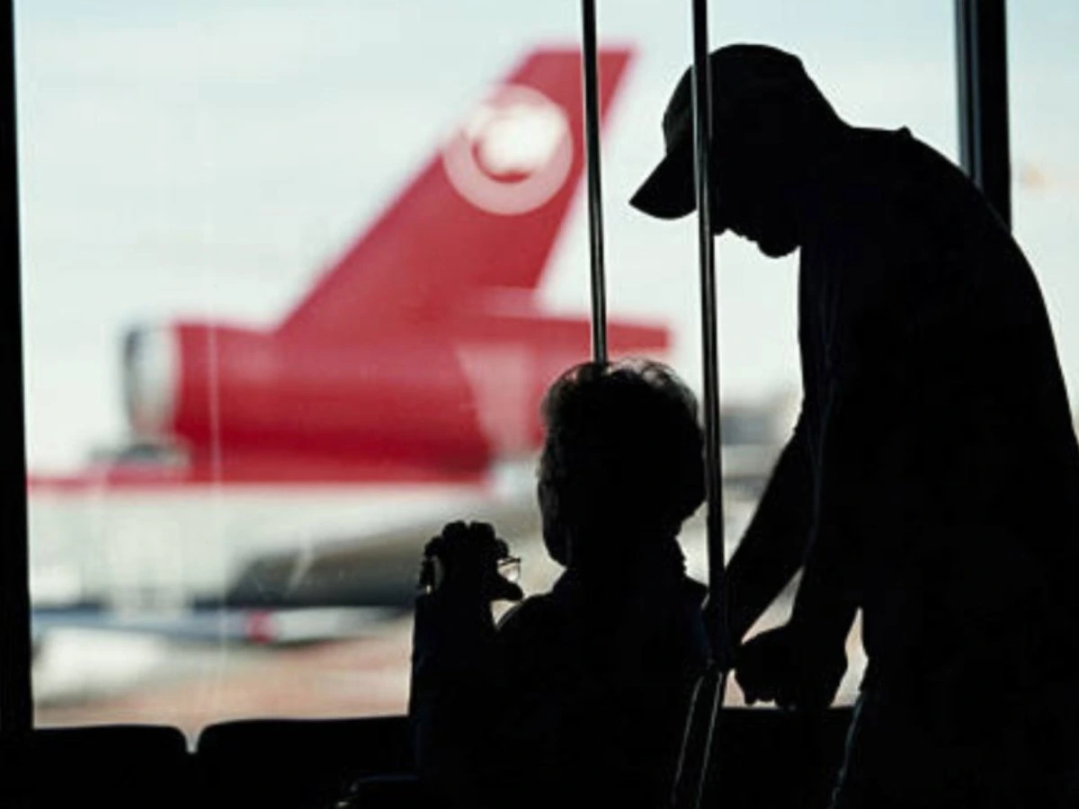 El incidente ocasionó conmoción en el aeropuerto de Tenerife, España. Foto: cortesía de redes sociales