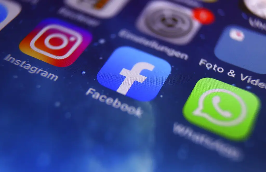 Celular con Facebook, Instagram y WhatsApp, app que anuncian cobros