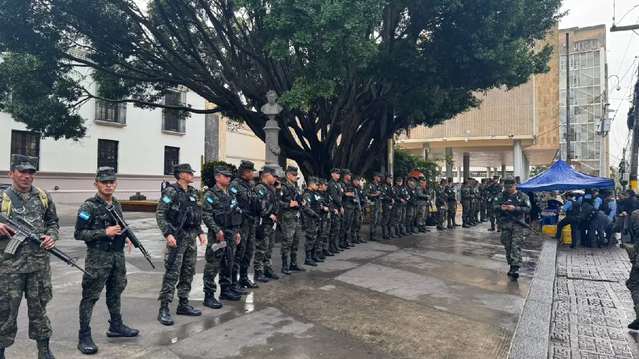 Militares hondureños resguardan el Congreso Nacional 