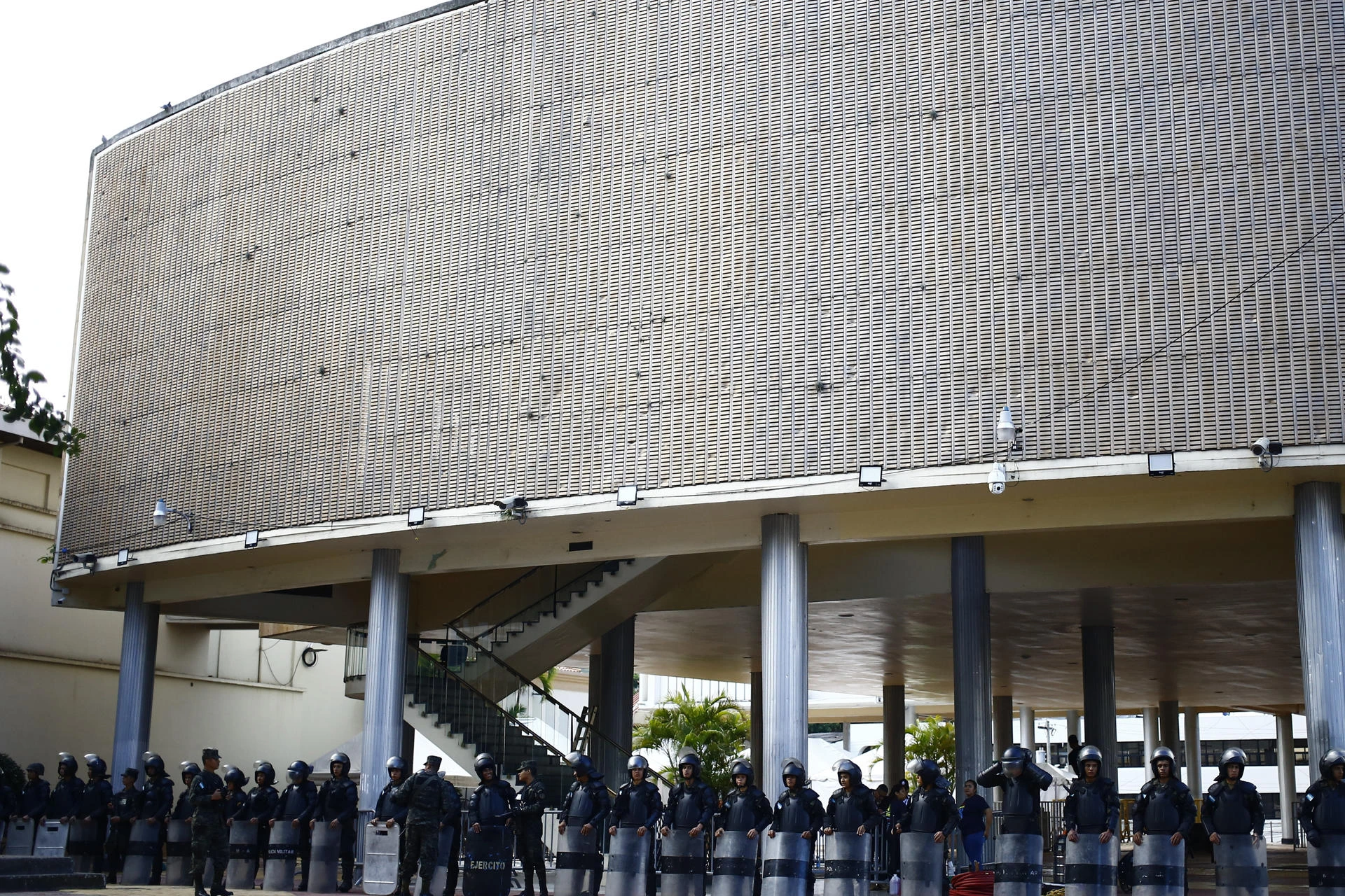Integrantes de la Policía Militar y del Ejército de Honduras custodian el Congreso Nacional este sábado. Foto: cortesía de EFE 