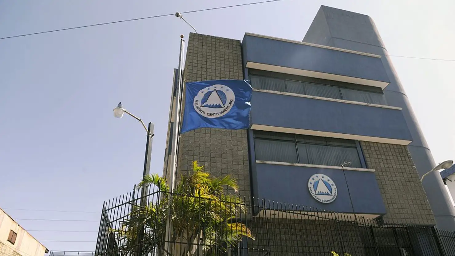 Foto del edificio del Parlacen 
