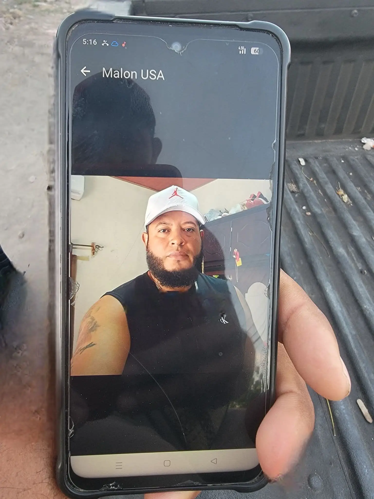 Foto del hondureño al que matan en una hamaca 