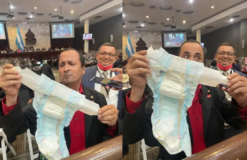 Sergio Castellanos con un pañal sucio 