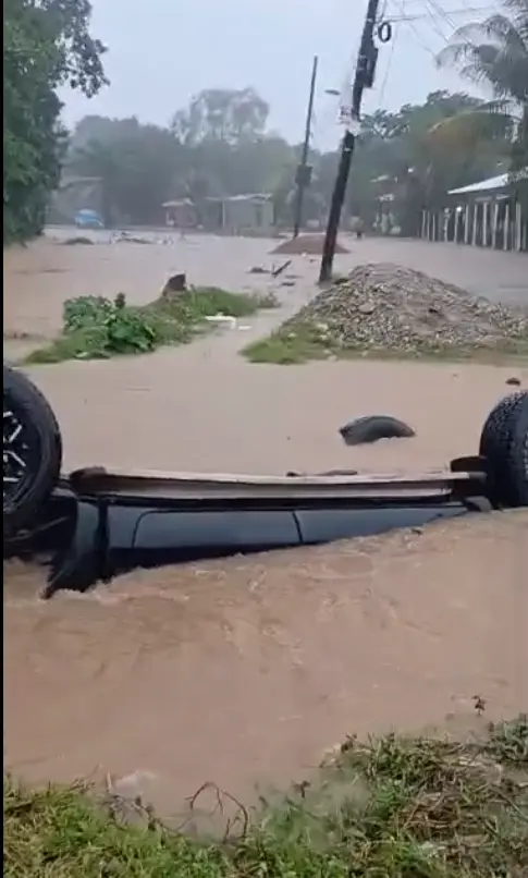 Carro tapado por el agua