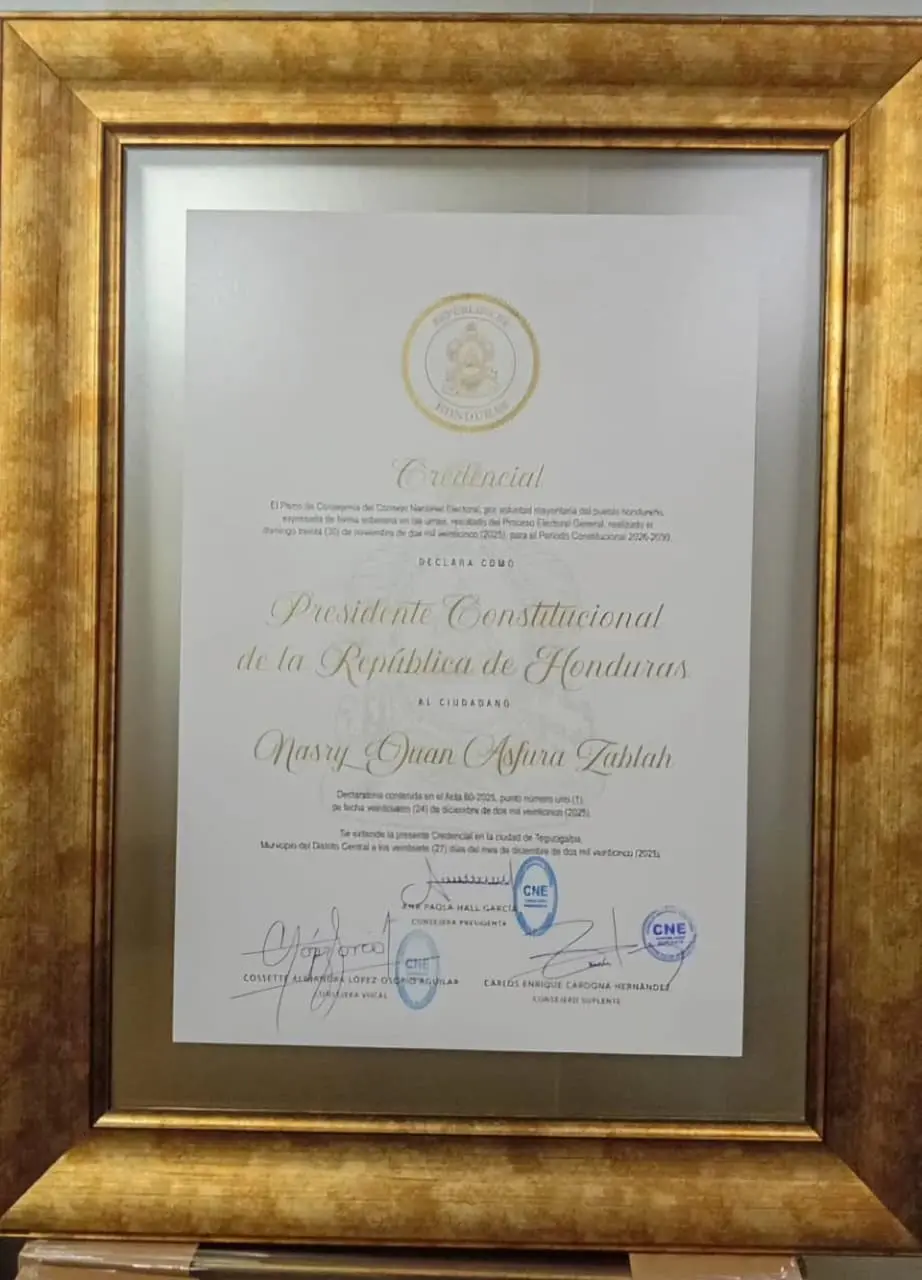 Credencial de Nasry Asfura