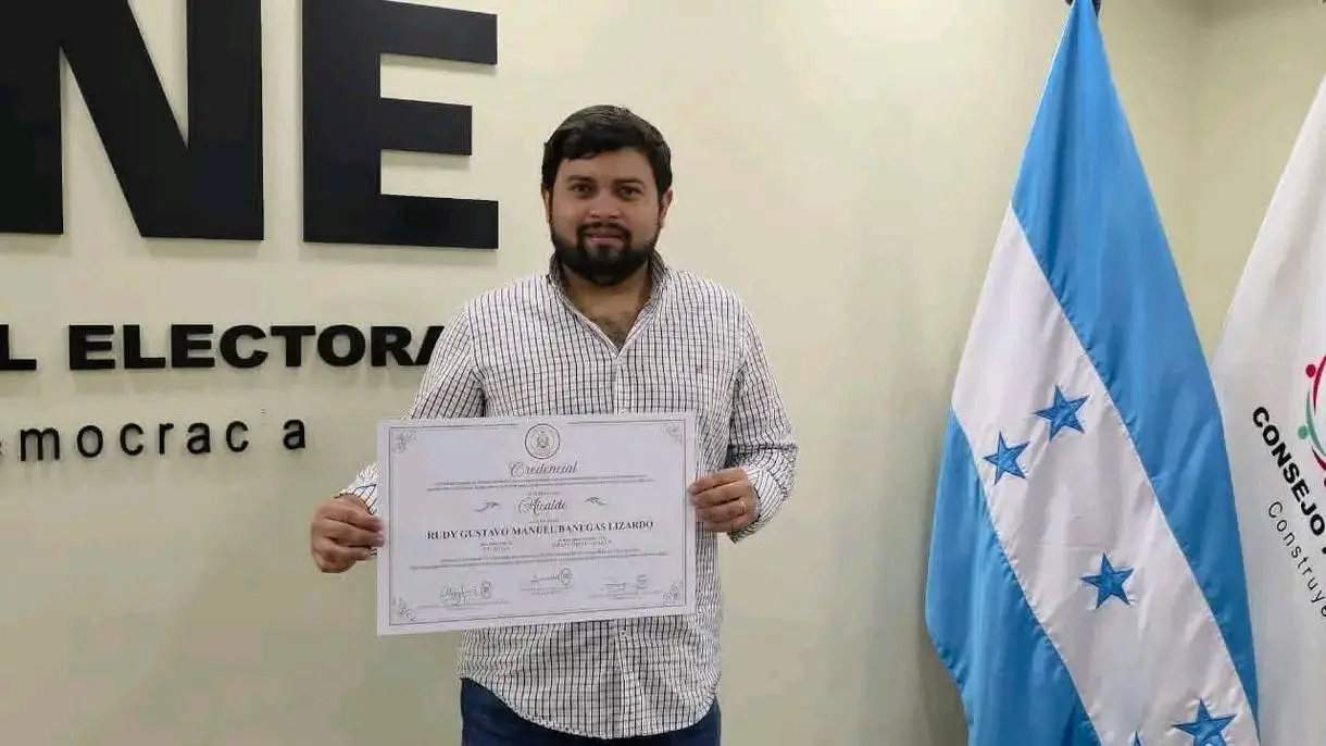 Rudy Banegas con su credencial