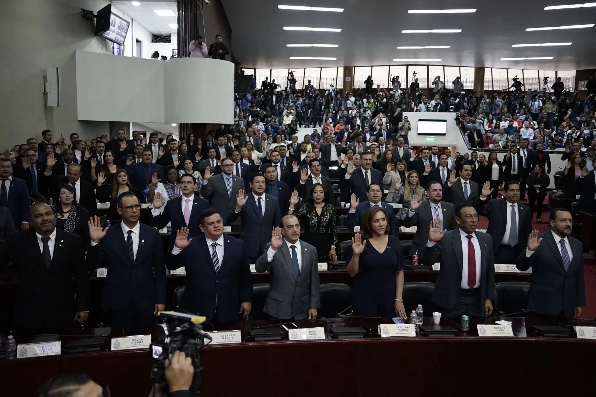 diputados levantando la mano