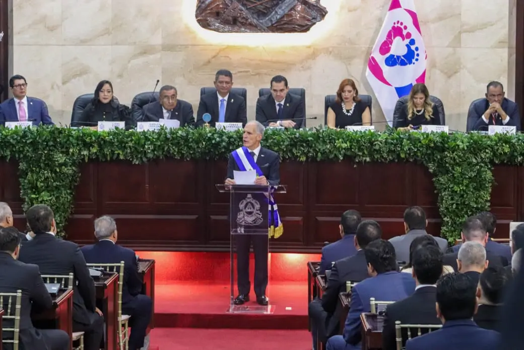 Papi a la orden dando discurso