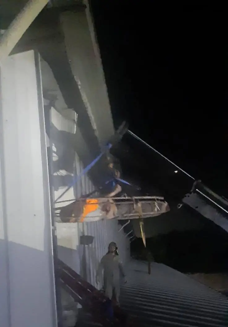 momento en que sacan el cuerpo del ingeniero que muere electrocutado en SPS