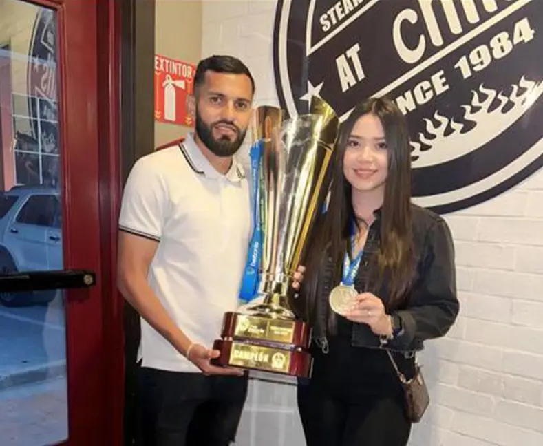 Jorge Álvarez y su esposa
