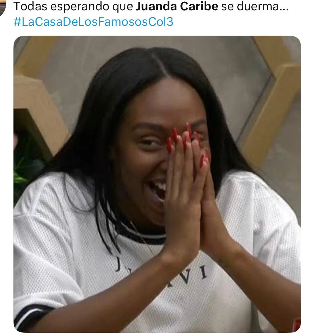 Foto de un meme acerca del video del descuido de Juanda Caribe en La Casa de los Famosos.