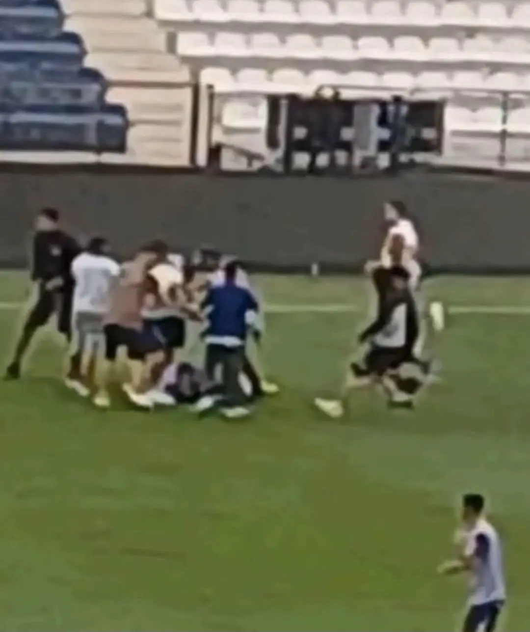 aficionados golpean a futbolistas acusados de abusar