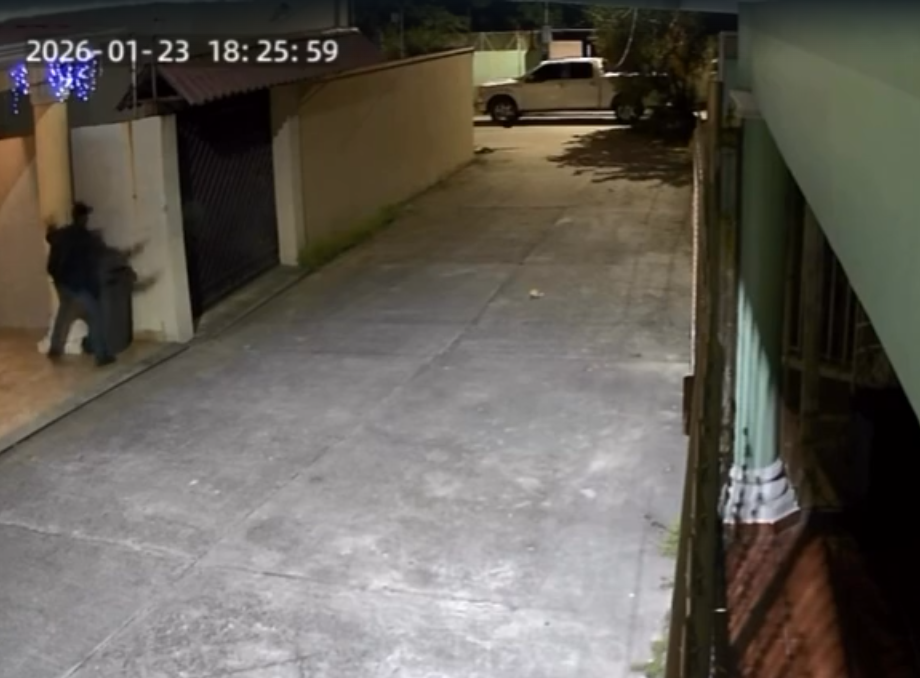 Momento en que le disparan al guardia 