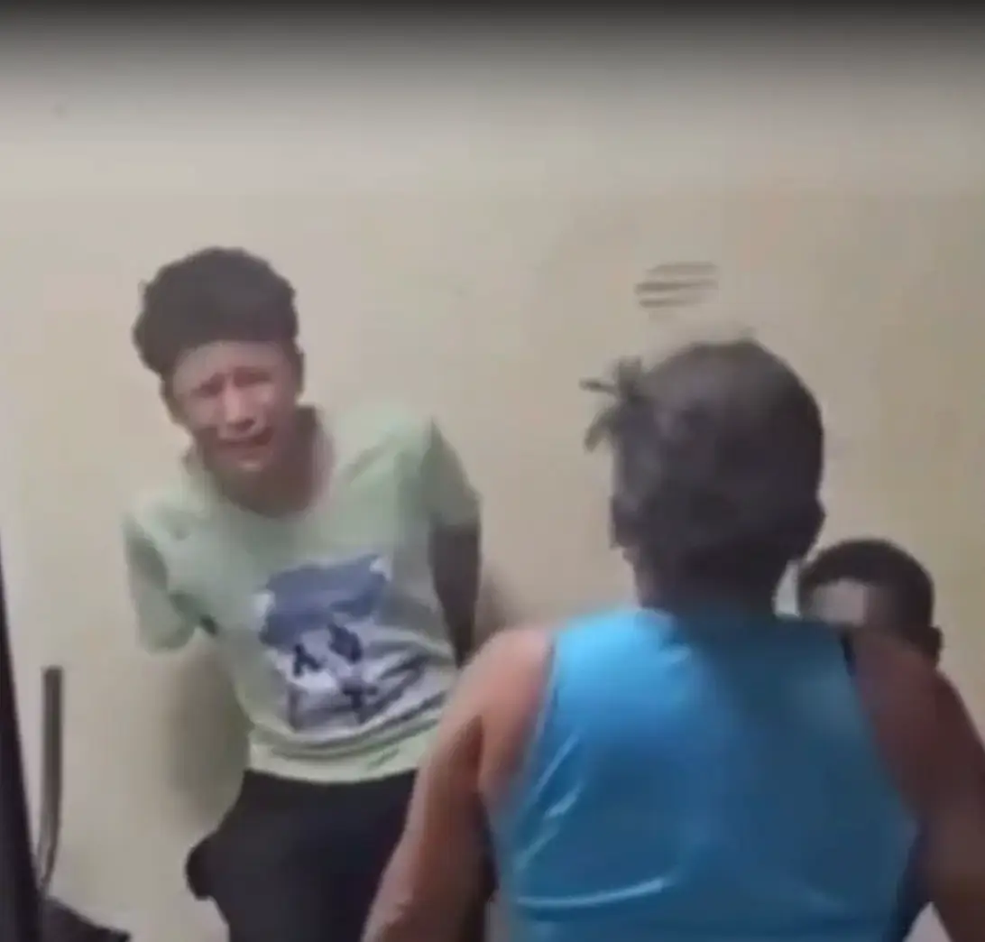 Momento en que la mujer castiga a su hijo por ladrón