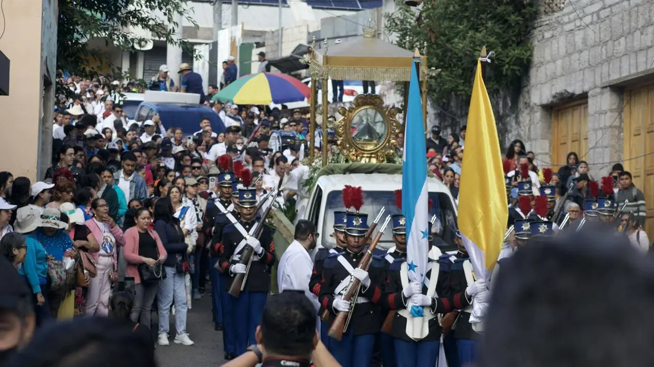 Cadetes de la Policía Ncional participan en peregrinación de la Virgen de Suyapa