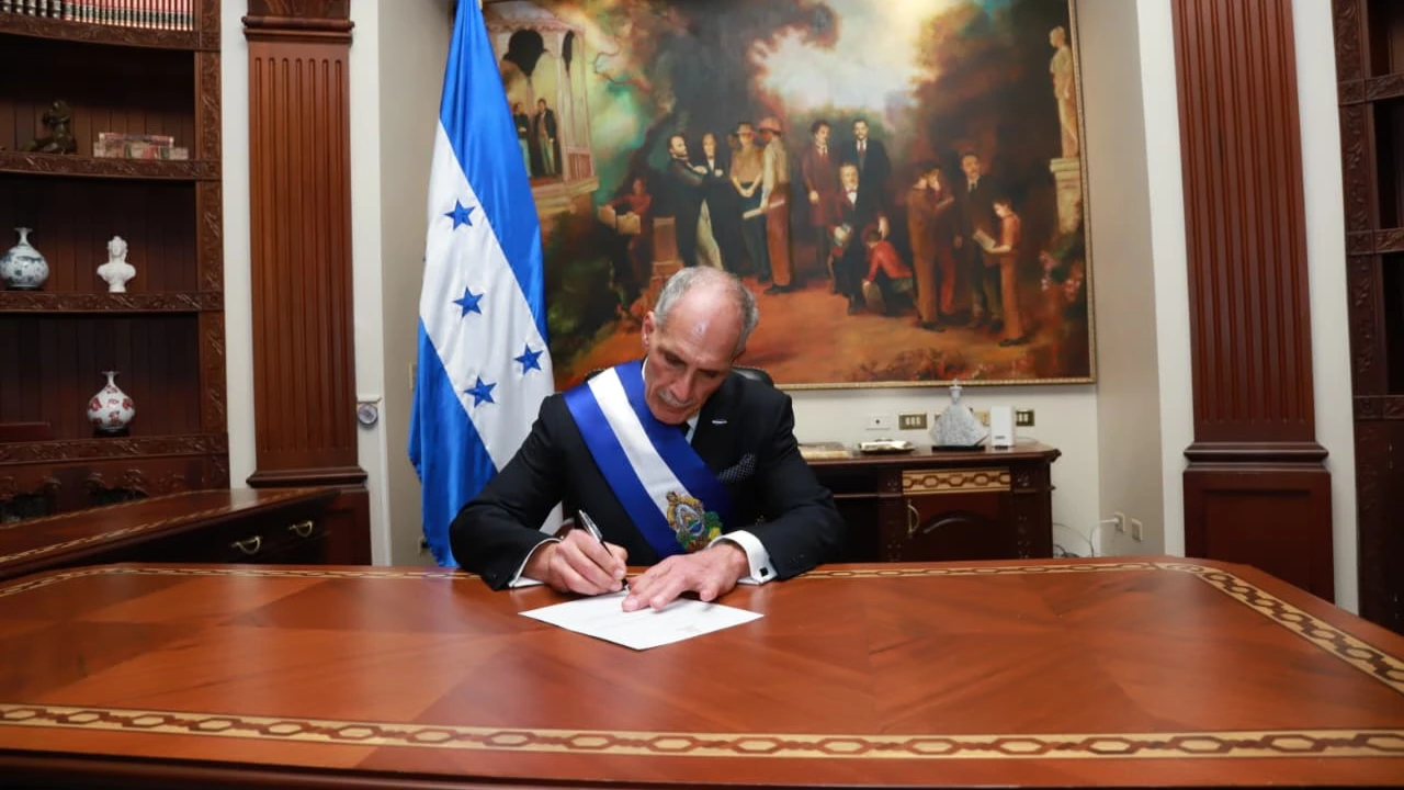 Nasry Asfura firma carta de intención para que Honduras se reincorpore al CIADI