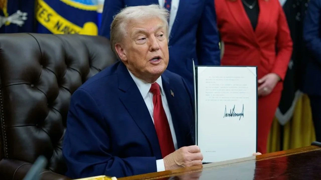 Trump firma orden para imponer aranceles a países que suministren petróleo a Cuba