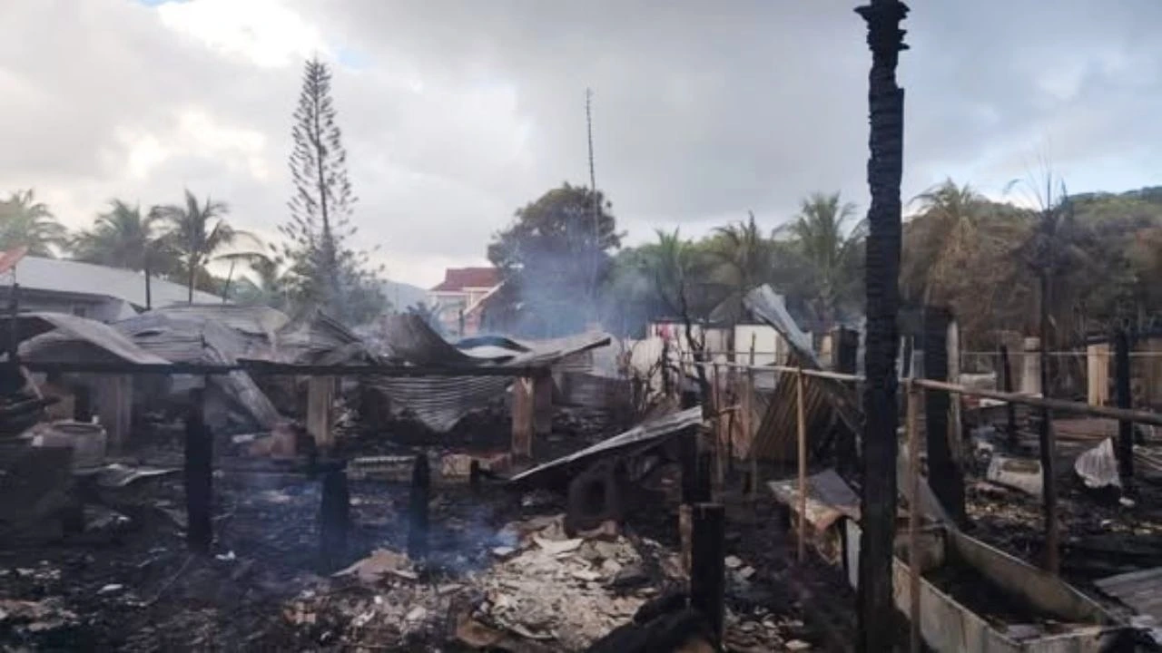 Un pleito llevó a que seis casas terminaran quemadas en Guanaja