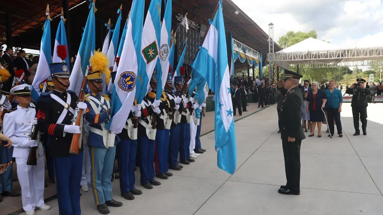 Roosevelt Hernández, exjefe del Estado Mayor Conjunto de las FF. AA. besando la Bandera Nacional.