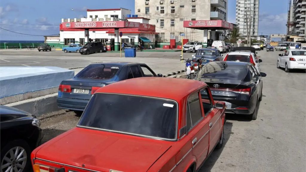 Vehículos en calle de La Habana, Cuba.