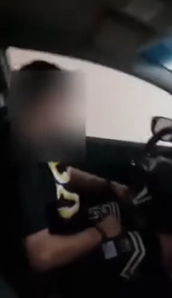 Foto del hombre que encuentra a su esposa en motel