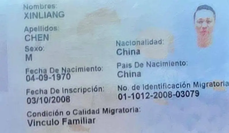 foto de la identificación del empresario chino asesinado 