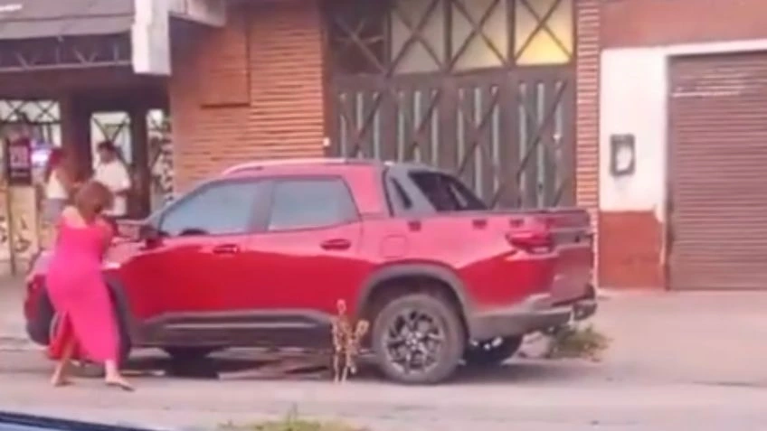 Mujer destruyendo la camioneta de su expareja.