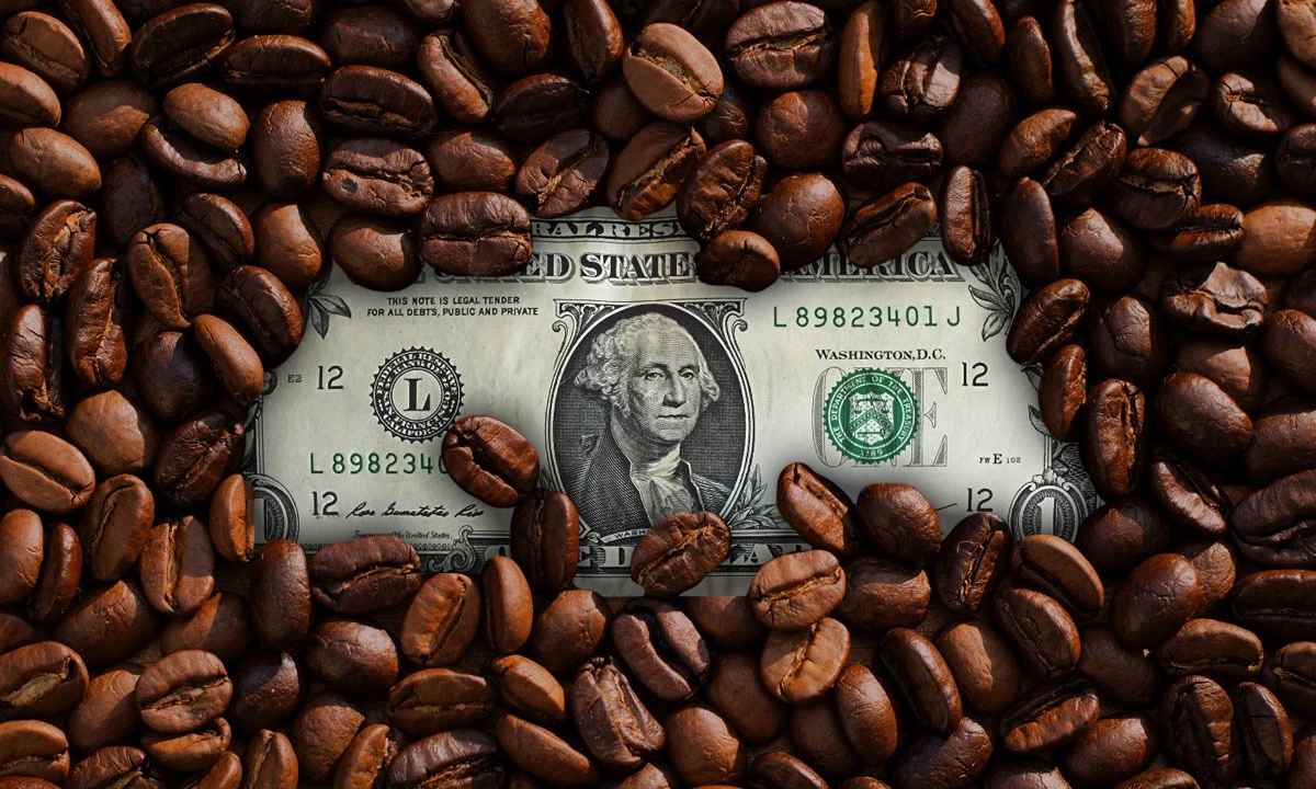 Imagen de referencia de café con un billete de dólar.