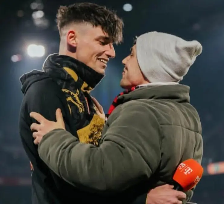 Foto del Árbitro Pascar Kaiser, cuando le pide matrimonio a su novio
