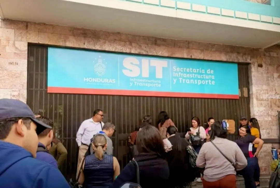 Empleados entrando al SIT