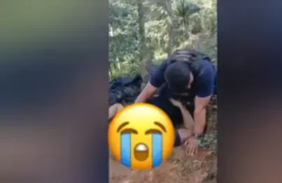Policía llorando sobre el cuerpo de su amigo.