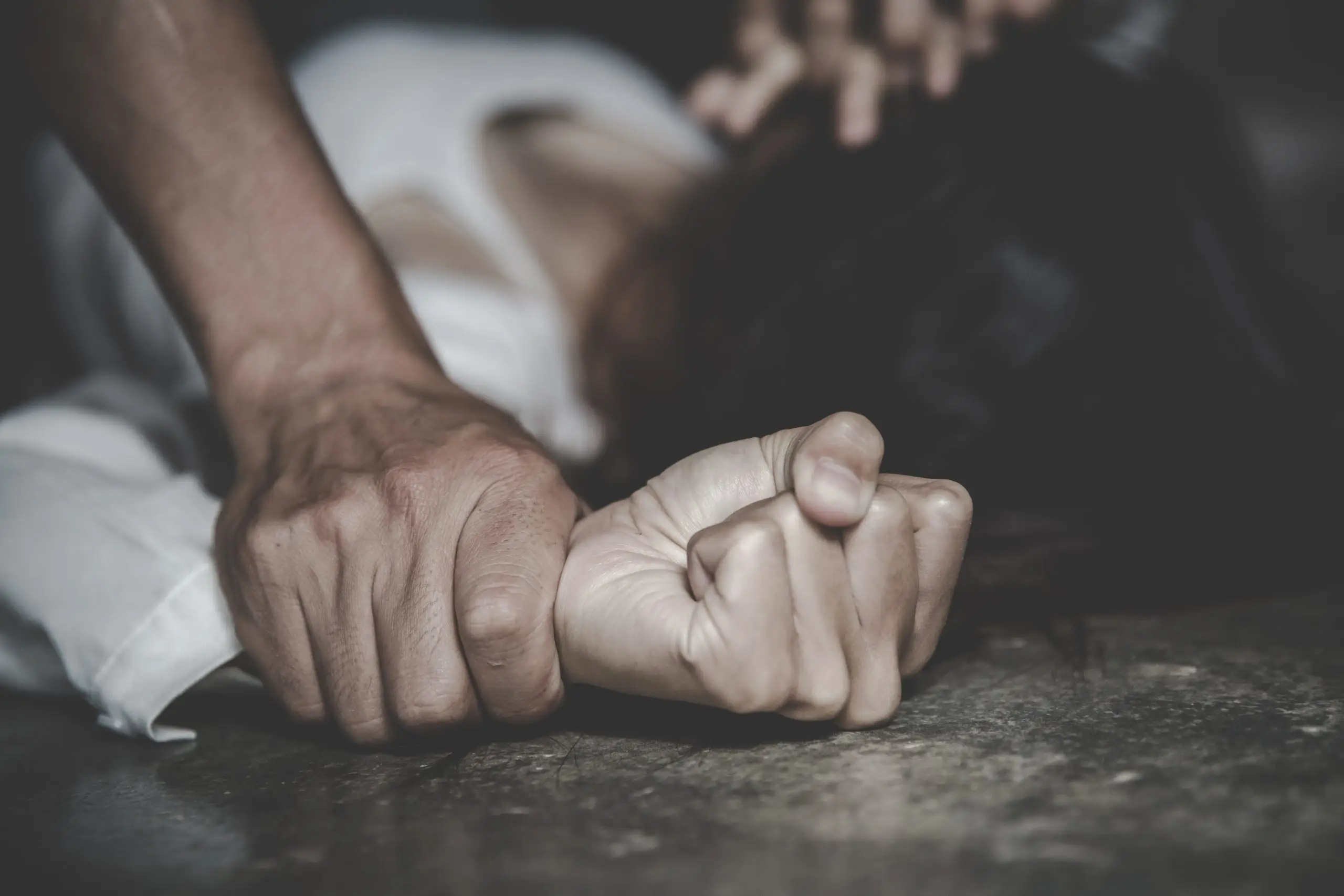 Foto de un hombre abusando de una menor de edad