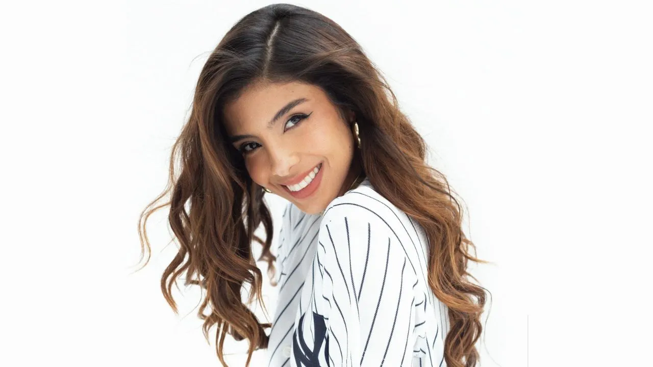 Alisson Joan con una camisa de los Yankees de Nueva York.