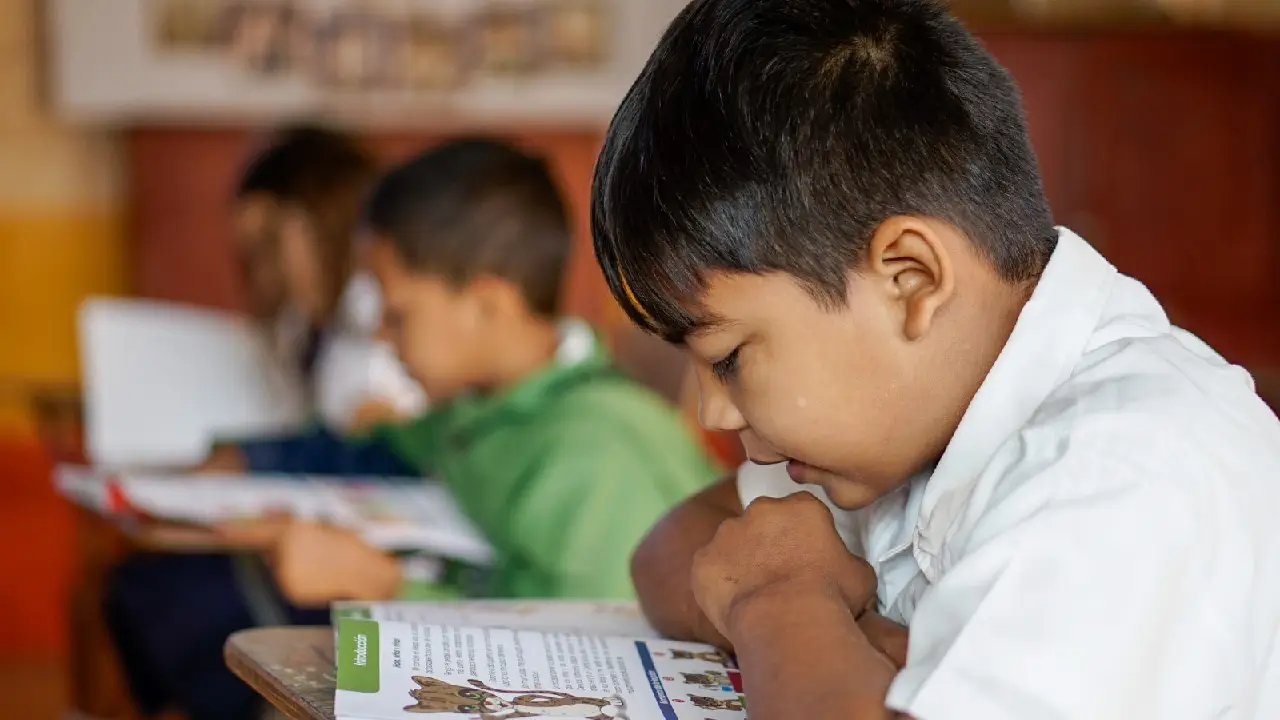 Escolares leen textos entregados por Gobierno 