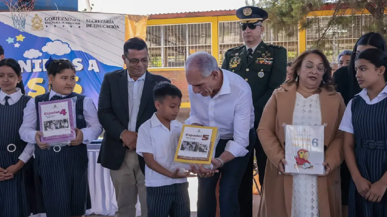 Nasry Asfura entrega textos escolares 