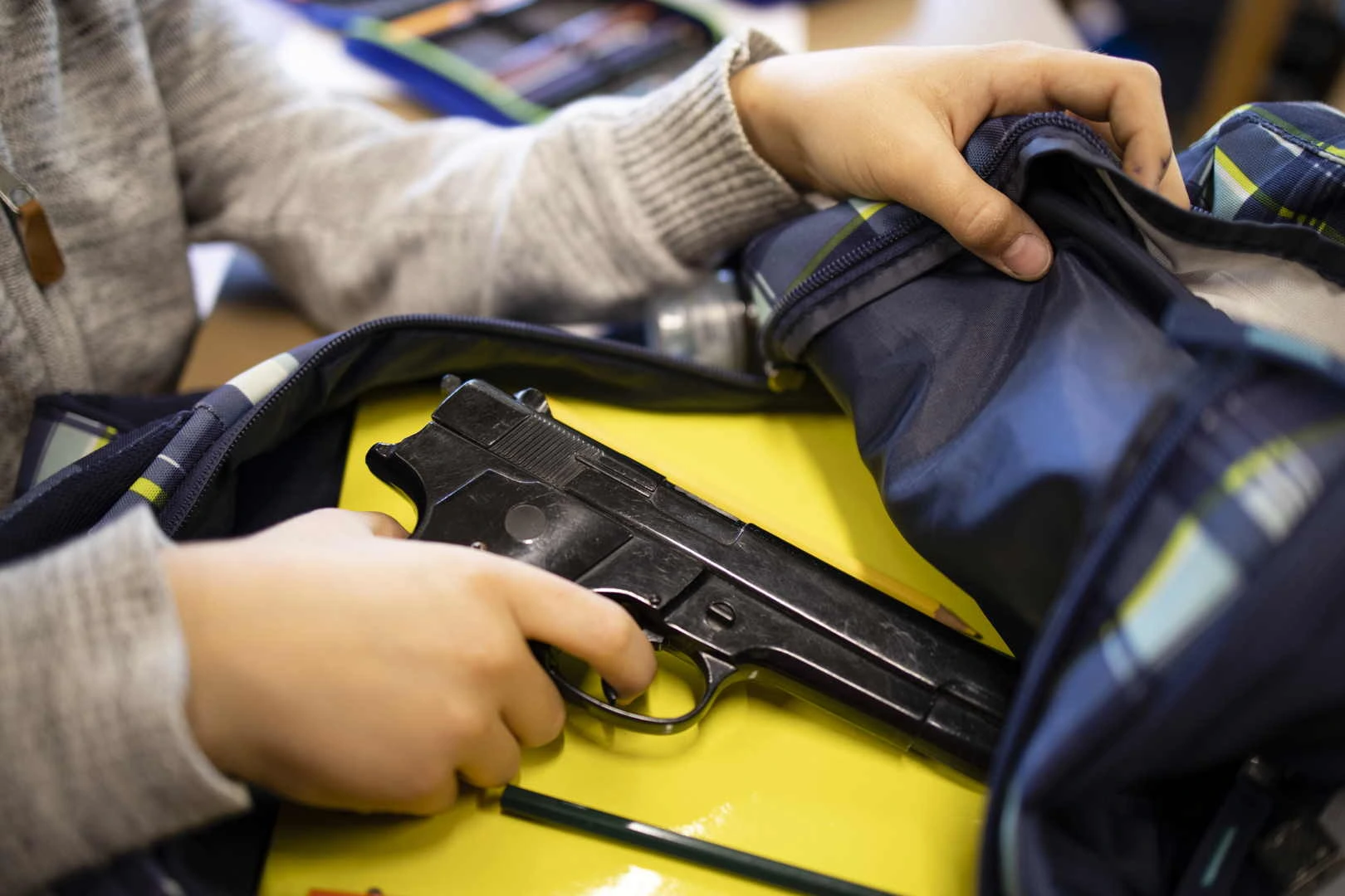 Imagen de referencia de un niño con un arma de fuego.
