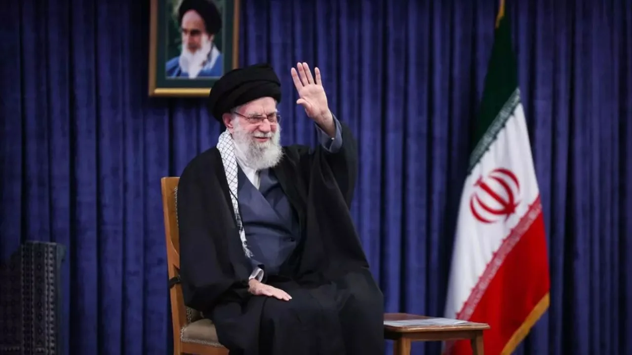 El líder supremo de Irán, Ali Jameneí, sentado en una silla.