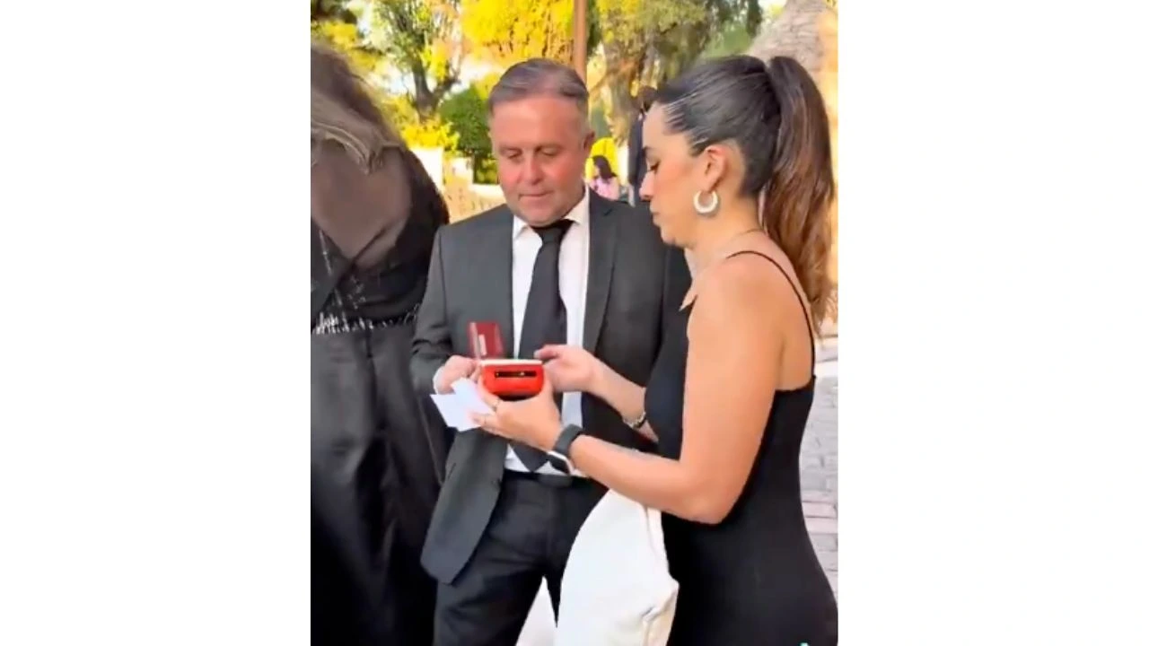 Mujer pidiendo a los invitados que realicen el pago.