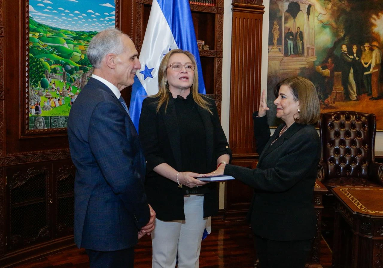  Ana Carolina Sikafy Canahuati tomando juramento ante el mandatario hondureño. Foto: cortesía de Casa Presidencial 