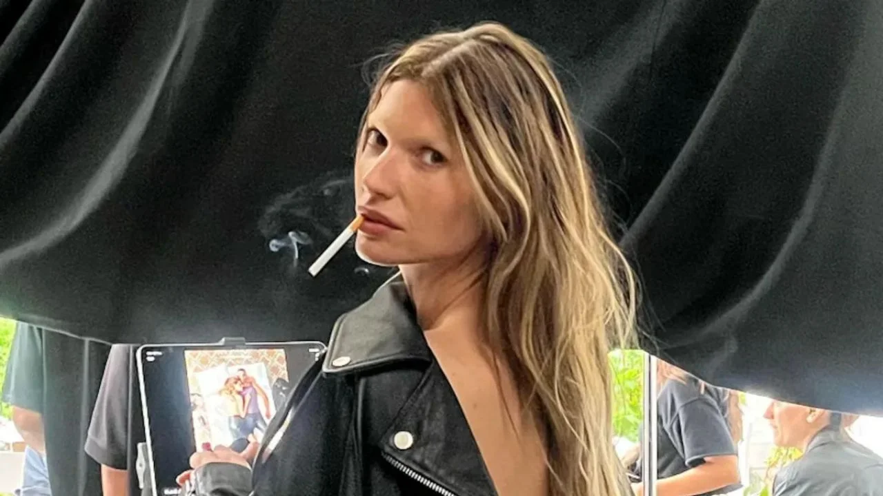 Chloe Bello con una chaqueta de cuero.